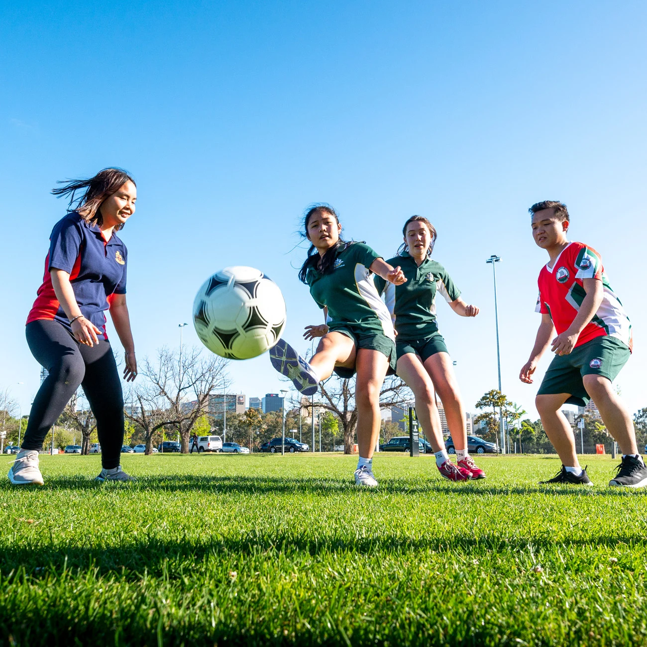 伟大仍在继续！詹姆斯篮板追平努维茨基 并列NBA历史第26位！.